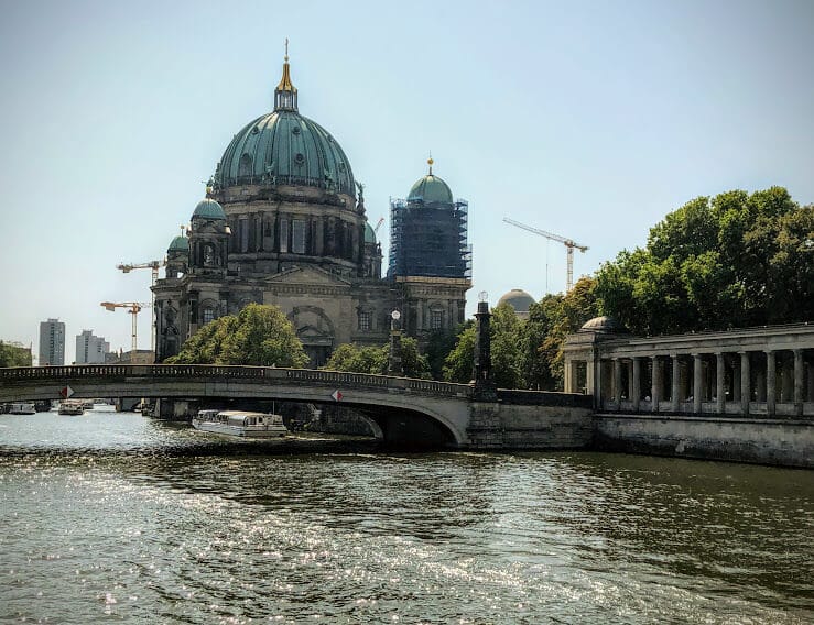 O que fazer em Berlim: vista do rio Spree para a ilha dos museus O que fazer em Berlim: vista do rio Spree para a ilha dos museus